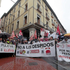 Participantes en la concentración contra el cierre de Lauki y Dulciora sostienen pancartas reivindicativas bajo una lluvia insistente, ayer en la Plaza de Fuente Dorada.-JOSÉ C. CASTILLO