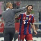 Pep Guardiola felicita a Xabi Alonso en un partido del Bayern.-Foto: AP / KERSTIN JOENSSON