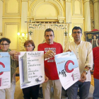 Afectados por hepatitis C junto a la concejala de Servicios Sociales y el concejal de Participación Ciudadana.-E.M