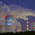 Proyección de Greenpeace sobre la central térmica de Belchatow.-Foto: ARCHIVO / REUTERS