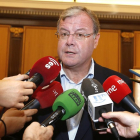 Silván atiende a los medios de comunicación.-ICAL