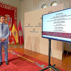 Guzmán Gómez en el balance de Reval, junto a una presentación audiovisual, ayer en el Palacio de Pimentel.-EL MUNDO