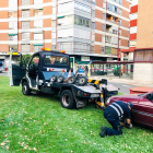Un conductor da positivo en alcoholemia tras subirse con su coche en la zona ajardinada de la rotonda de la plaza Circular de Valladolid. - ICAL