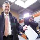 Norbert Hofer deposita su voto en un centro electoral en Pinkafeld (Austria), este domingo.-EFE / LISI NIESNER