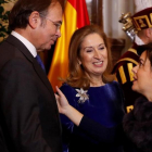 Los presidentes del Senado y el Congreso, Pío García Escudero y Ana Pastor, charlan con la vicepresidenta, Soraya Sáenz de Santamaría, en el acto de homenaje a la Constitución.-EFE