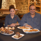 Maricarmen del Río y José Martín en el comedor de su restaurante Casa Fidel en San Vitero (Zamora)-