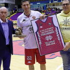 El presidente Mike Hansen y el director general Saúl Hernández, escoltan al capitán Sergio de la Fuente.-J. M. LOSTAU