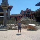 Juan Manuel Sanz, uno de los expedicionarios, ante los templos seriamente dañados en Bhaktapur-D. V.
