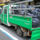 Camiones con las bolsas de basuras retiradas de la vivenda de la calle San Blas en la primera retirada.-E.M.