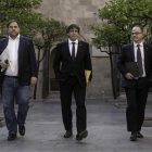Carles Puigdemont, Oriol Junqueras y Jordi Turull antes de la reunion de Govern de hoy.-JOAN CORTADELLAS