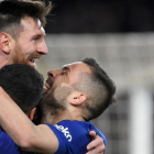 Messi es agasajado por Suárez y Alba tras marcar el último tanto en la goleada del Barça al Sevilla.-LLUÍS GENÉ (AFP)