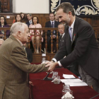 Este premio Cervantes ha sido el primero que ha entregado el Rey Felipe VI como monarca.-Foto: EFE/ J.J. GUILLÉN