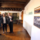 El presidente de la Diputación de Valladolid, Jesús Julio Carnero, recorre la exposición fotográfica 'Naturaleza Infinita' tras la presentación de la oferta de la institución en la Feria Intur. En la imagen, observan las imágenes de Luis Laforga-Miriam Chacón / ICAL