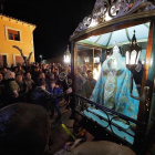 La Virgen de los Pegotes durante su recorrido por las calles de Nava del Rey.-PABLO REQUEJO / PHOTOGENIC
