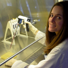 La biotecnóloga leonesa Ana Fernández en las instalaciones del Hospital Virgen de las Nieves de Granada.-EL MUNDO
