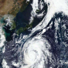 Vista satelital del tifón Hagibis sobre el territorio japonés.-