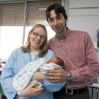 Anna y Héctor con la pequeña Cristina, el primer bebé nacido en Castilla y León en 2015-Miguel Ángel Santos
