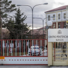 La expectación ayer era máxima a las puertas de la cárcel de Burgos para ver si Víctor Rodríguez salía.-SANTI OTERO