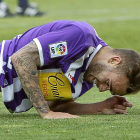 El delantero blanquivioleta Roger lamenta en el suelo una de las ocasiones fallidas del Real Valladolid ante el Sabadell-J. M. Lostau