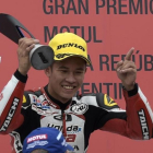 El piloto malayo Khairul Idham Pawi celebra su primera victoria en Moto3 en el podio del circuito de termas de Río Hondo.-AFP / JUAN MABROMATA