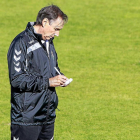 Portugal realiza anotaciones durante un entrenamiento del Real Valladolid.-J.M. Lostau