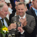 Leif-Erik Holm, en el centro, candidato de AfD en el land de  Mecklemburgo-Pomerania Occidental, celebra los buenos resultados.-DANIEL BOCKWOLDT / EFE