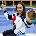 María Ángeles Fernández Lebrato posa con dos de sus medallas y la equipación de Atlanta ‘96.-J.M. LOSTAU
