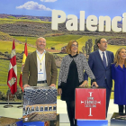 Ángeles Armisén y Alfonso Polanco, ambos en el centro, durante su visita al stand de la provincia.-ICAL
