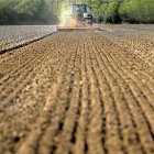 Un agricultor realiza distintas labores en una explotación agrícola de Salamanca.-ENRIQUE CARRASCAL