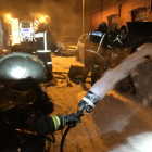 Imágenes del calcinamiento de vehículos en Valladolid-@bomberosVLL