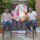 José Manuel Serrano y Dani Santaolaya, junto a un cartel de la feria de Valladolid.-José Salvador.
