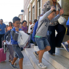 Alumnos de un colegio de Palencia entrando al centro escolar.-ICAL