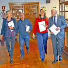 Nuria González, Gonzalo Franco, Ángela de Miguel y Jesús Julio Carnero ayer, minutos después del encuentro.-EL MUNDO