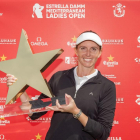 La inglesa Florentyna Parker, con el trofeo de ganadora en Sitges-