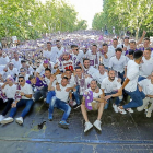 Los jugadores del Real Valladolid, en el escenario de la Plaza Zorrilla, y al fondo los aficionados que celebraron con ellos el ascenso en la zona deportiva del Campo Grande.-J. M. LOSTAU
