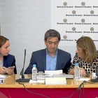 Pilar Vicente (C’s), Agapito Hernández (PP) y Teresa López (PSOE) ayer, hablan momentos antes de la comisión de investigación de Meseta Ski.-EL MUNDO