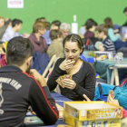 Una jugadora se lo piensa antes de lanzar una de sus cartas a la mesa mientras sus rivales la observan, ayer en ‘LudoLaguna’.-Miguel Ángel Santos