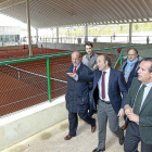 El alcalde y los responsables del proyecto, ante las pistas de tenis de tierra batida cubierta-J.M.Lostau