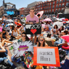 Fans de OT esperan en la Plaza Mayor al concierto de las diez de la noche.-J. M. LOSTAU