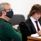 Miguel Ángel A.P. a la izquierda con mascarilla, en una de las sesiones del juicio con jurado. E. PRESS