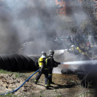 El incendio de un taller de neumáticos en la avenida de Burgos provoca una intensa nube de humo negro visible en todo Valladolid-ICAL