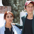 Camilo Blanes y su madre, Lourdes Ornelas, el 10 de septiembre a la entrada del chalet de Torrelodones.-GETTY IMAGES