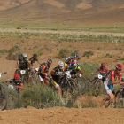 Un grupo de ciclistas, durante la segunda etapa de la Titan Desert 2015.-Foto:  TITAN DESERT