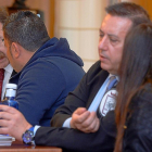 Los acusados Roberto Hernández y Davinia Muñoz, ayer, en el juicio en conversación con sus abogados.-POOL EFE