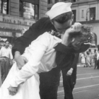George Mendonsa besa a Greta Friedman en Times Square, el 14 de agosto de 1945.-AP