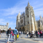 Turistas en las inmediaciones de la Catedral de León.-ICAL