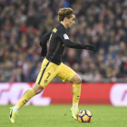 Antoine Griezmann conduce el balón en el estadio de San Mamés.-ELOY ALONSO / REUTERS