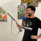 Julio Falagán posa con un rifle de juguete que forma parte de su intervención.