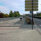 Final del carril bici del puente de Santa Teresa de Rondilla que será prolongado con la calle Peseta, la avenida de Burgos y la Overuela.-E. M,
