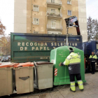 Operarios trabajando en la recogida selectiva del reciclaje de papel y vidrio-ICAL